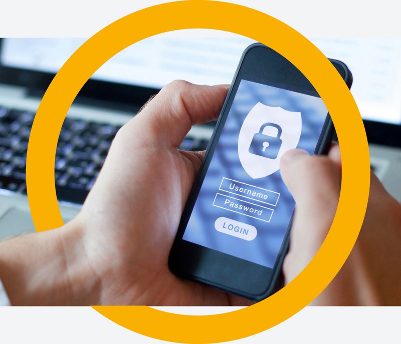 Security360 Titelbild Eine Hand hält ein Mobiltelefon