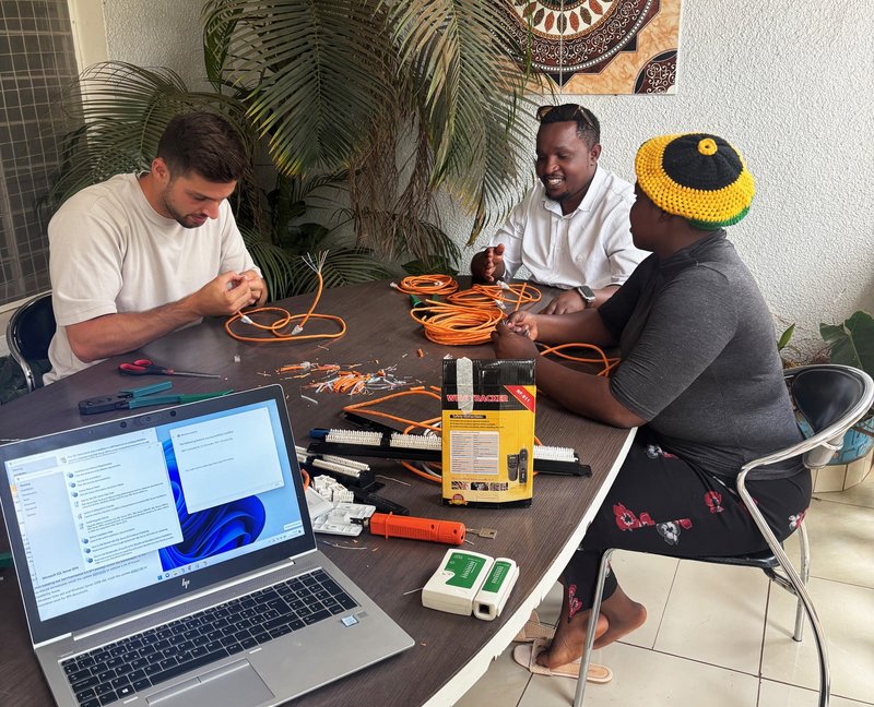 Simon und zwei Mitarbeitende des Projekts am Kabel vorbereiten