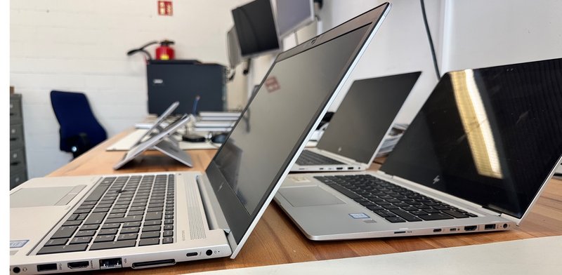 Gebrauchte Hardware, die zur Weiterverwendung aufbereitet wird