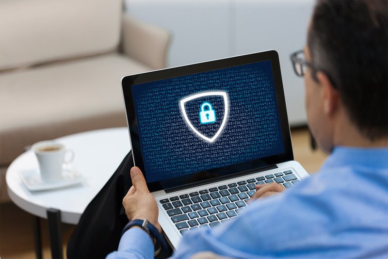 Hauptbild Security360 SOC Mann sitzt an einem Notebook mit einem Lock auf dem Screen