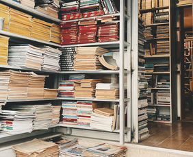 Microsoft 365 Archive Archiv mit vielen Büchern und Dokumenten