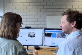 Besprechnung vor dem Bildschirm