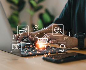 IT-Einkauf Titelbild User sitzt am Laptop und bestellt online